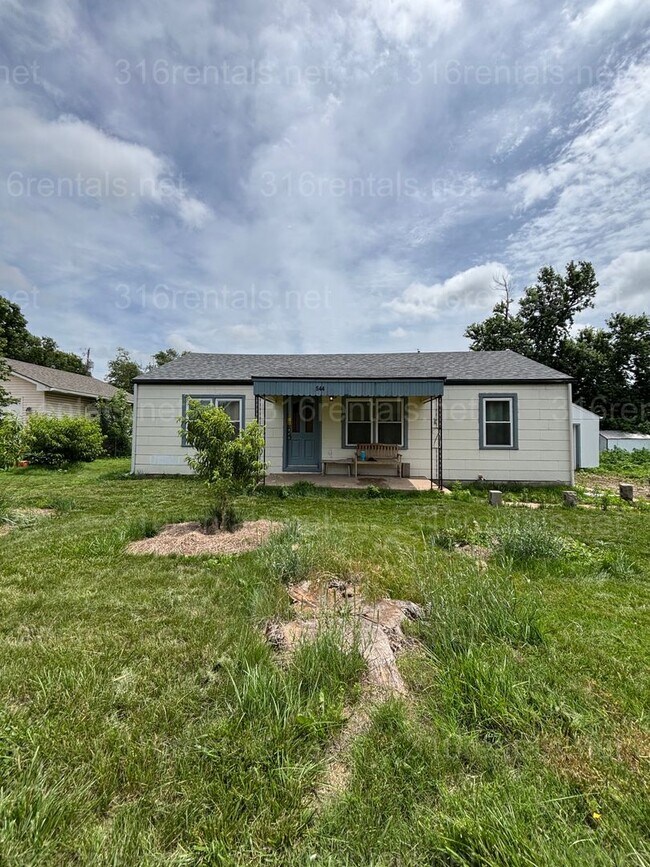 Building Photo - Three bed one bath house available now!