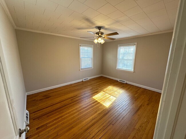 Building Photo - 2Bd/1Ba Fully Renovated 2024 House with Fe...