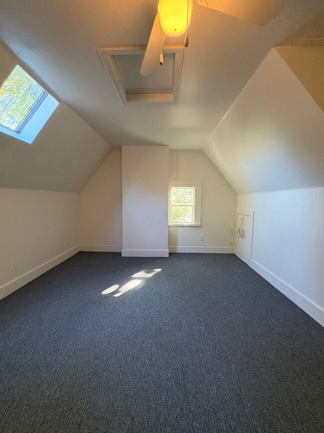 Building Photo - STUNNING Two Bedroom Single Family Home!