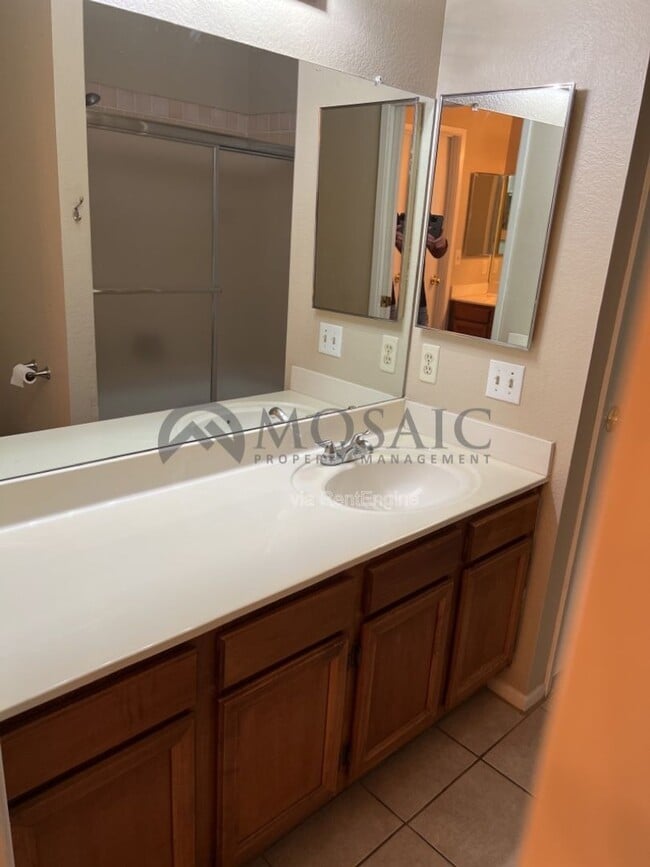 Building Photo - 921 S Val Vista Dr