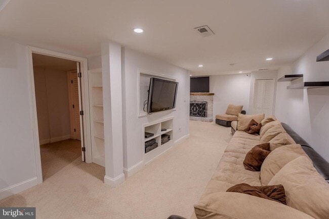 Building Photo - 308 Old Court House Rd NE