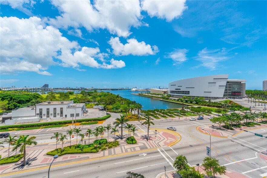 Building Photo - 900 Biscayne