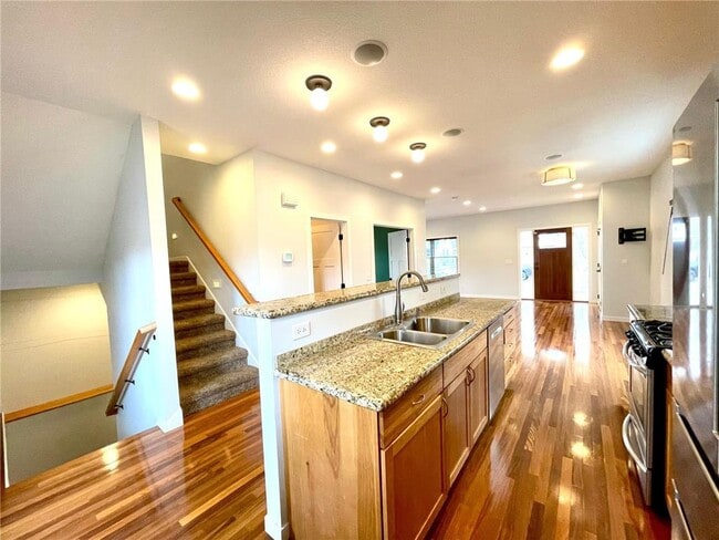 Building Photo - 403 Monroe Ave S