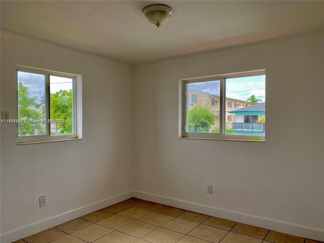 Building Photo - 931 SW 29th Ave