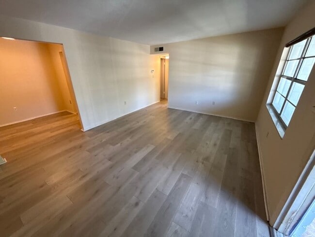 Building Photo - 1 Bedroom/1 Bathroom 2nd Floor Condo at Sandlewood Villas AVAILABLE MAY 1st!