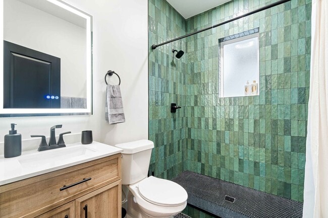 Building Photo - 6 Bed 4 bath Fully Furnished Oakland