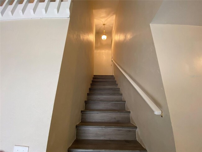 Building Photo - 1/2 Duplex For Rent !