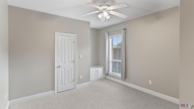 Building Photo - 10741 Hillmont Ave