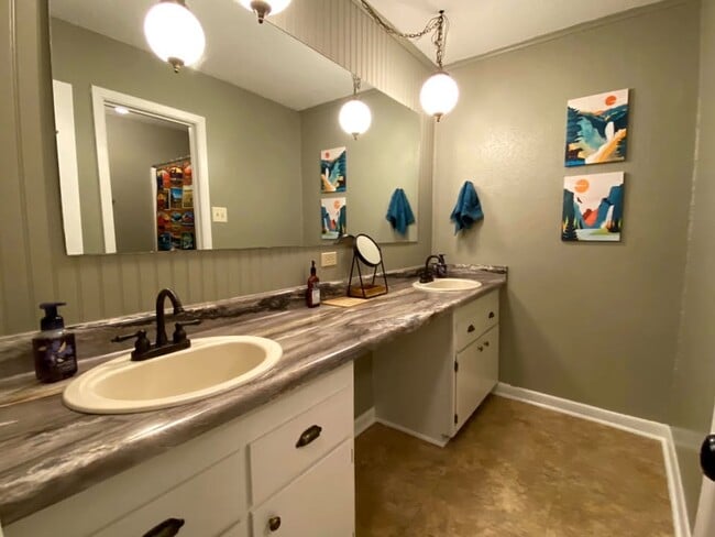 upstairs bathroom - 601 Dave Creek Pky