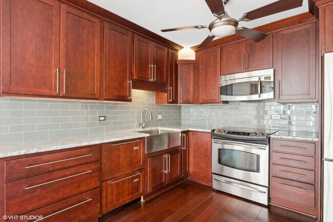 Building Photo - 1540 N La Salle Dr