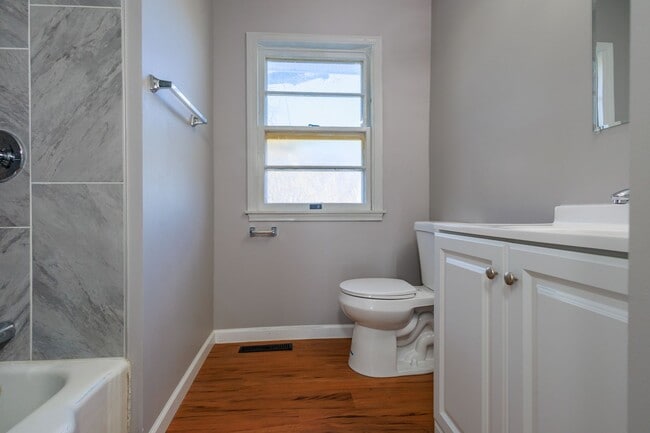 Building Photo - Gorgeous 4 bed 2 bath single-family home in Council Bluffs, IA