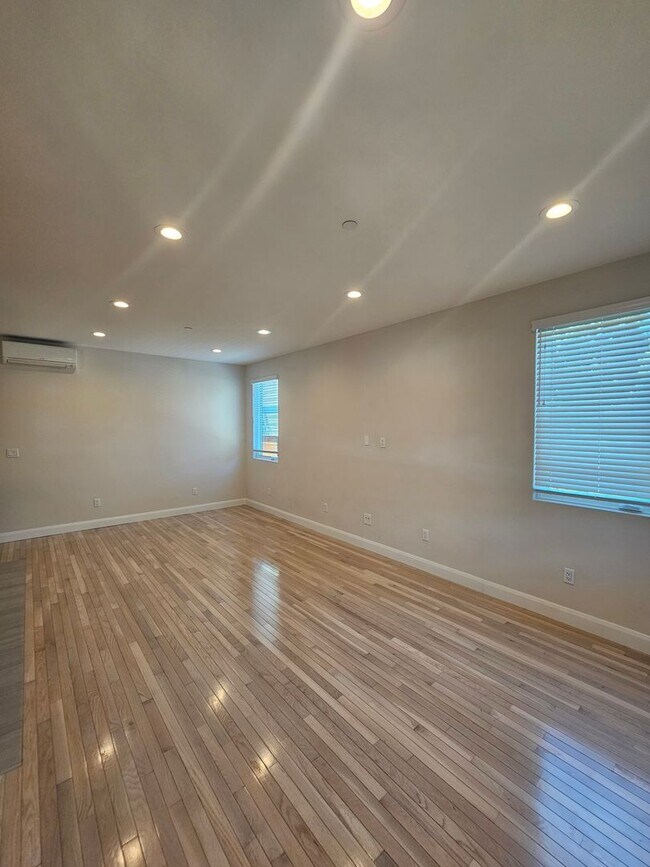 Building Photo - 1157 Leff St