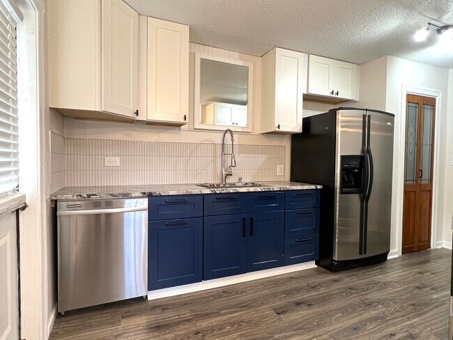 Building Photo - 3033 Lake Ave