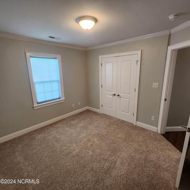 Building Photo - 115 Blue Bird Ln