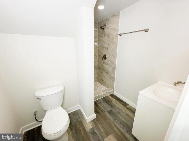 Building Photo - 6717 Glenhurst Dr