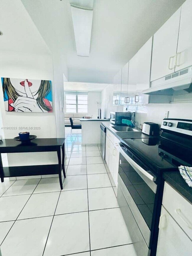 Building Photo - 100 Lincoln Rd