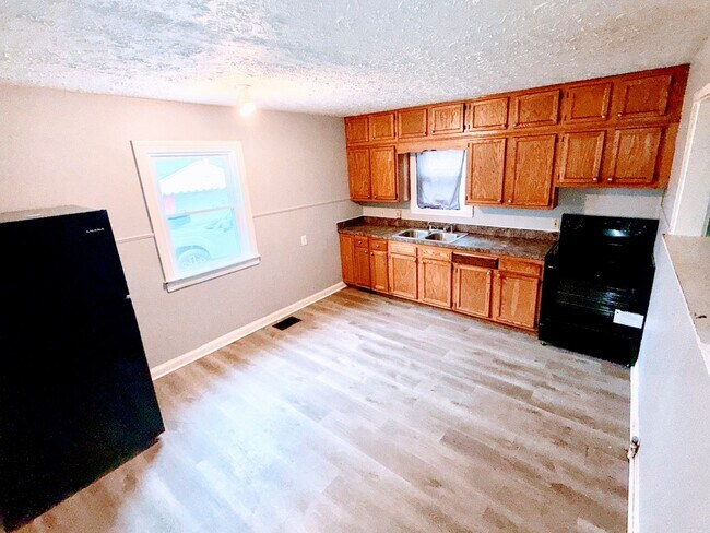 Building Photo - 4 Bedroom 1 Bathroom Home