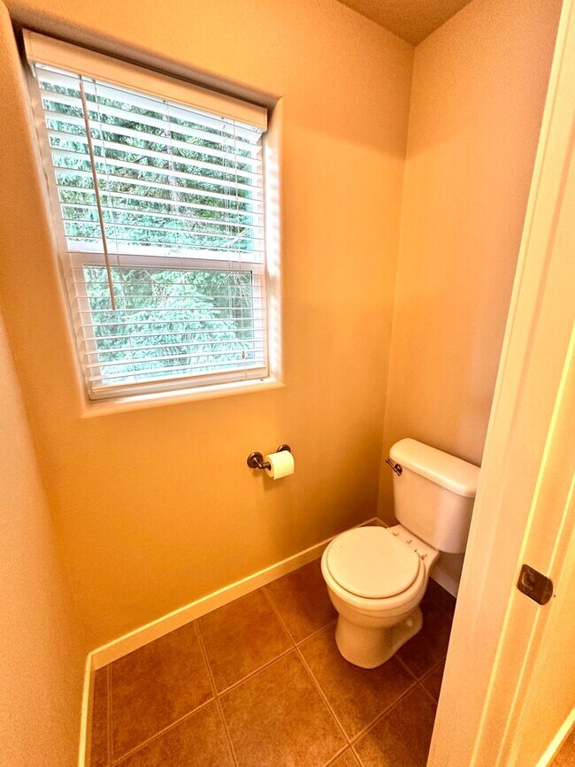 Building Photo - Beautiful 6-bedroom 4-bathroom home in an upscale neighborhood in the Sexton Mountain section of ...