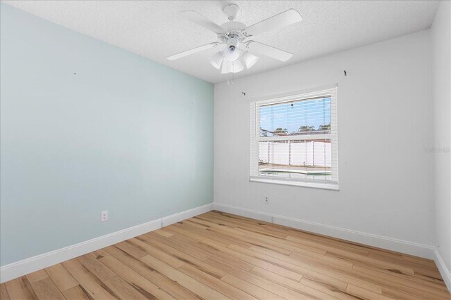 Building Photo - 5517 Loma Vista Dr E