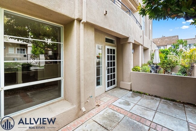 Building Photo - Updated 3 Bed, 2.5 Bath Home Available in ...