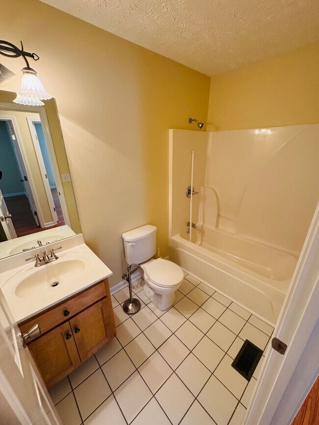 Building Photo - 3-BED, 2-BATH SINGLE FAMILY HOME WALKING DISTANCE TO CUMBERLAND!