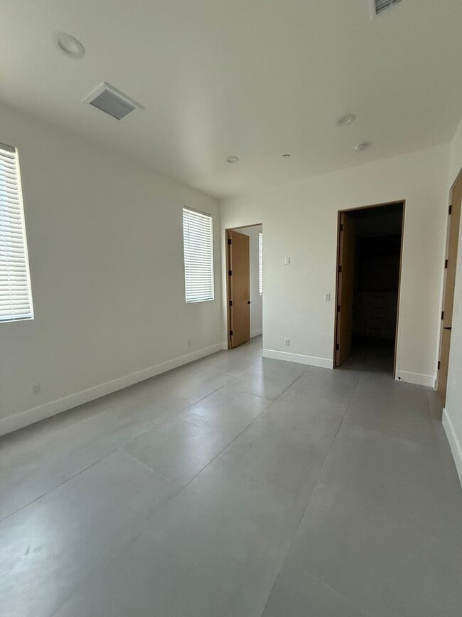 Building Photo - 3 bed, 2 bath ADU with private yard