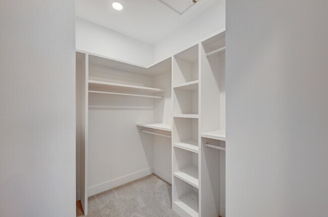 Building Photo - $3,900 - 4 Bed, 3.5 Bath Updated Townhome ...