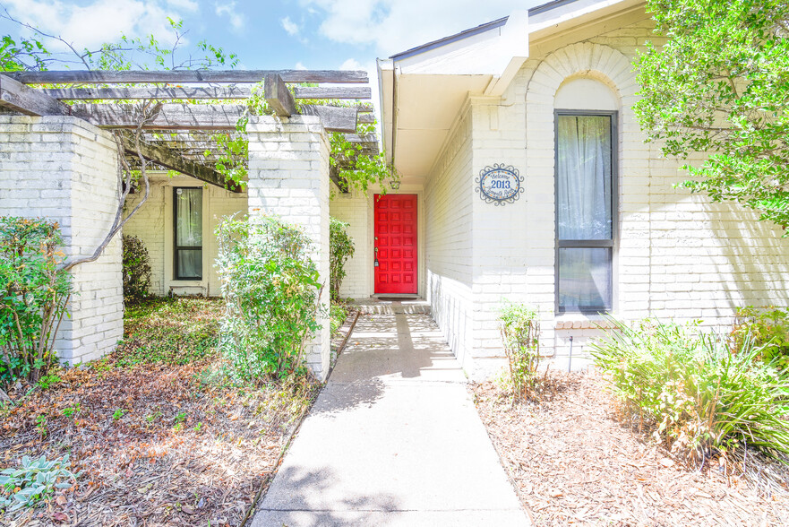 Very distinctive entrance - 2013 Plymouth Rock Dr