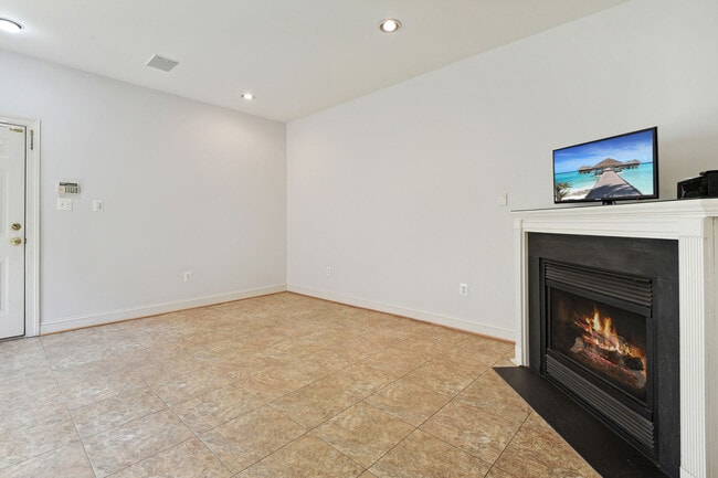 Building Photo - 557 Longhorn Crescent