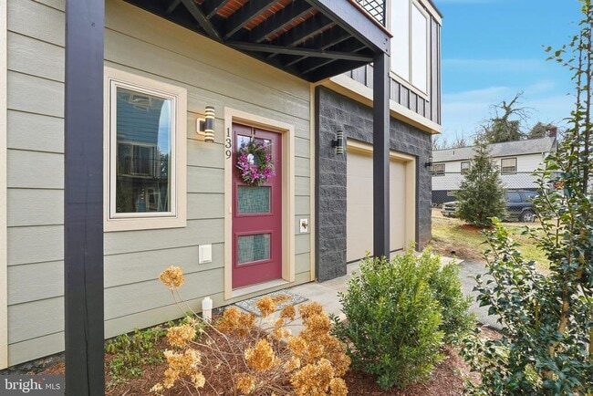 Building Photo - 139 Oak View St