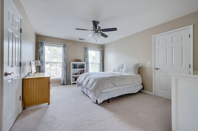 Building Photo - 2005 Daylily Dr