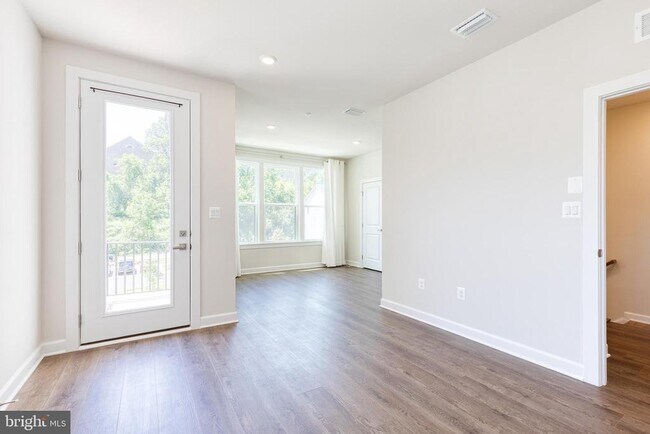 Building Photo - 200 Hickory Holw Ct