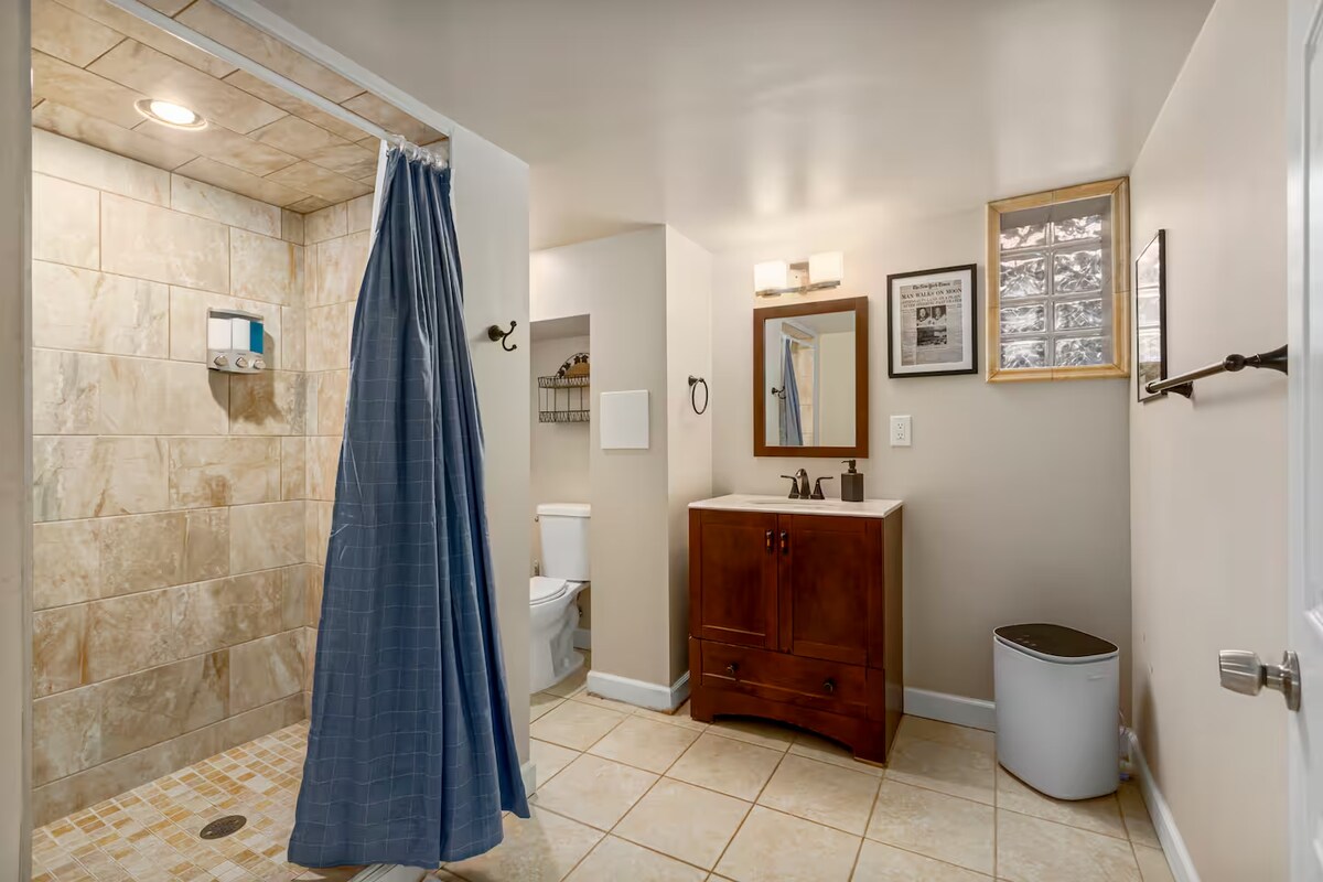 Building Photo - 5638 Botanical Ave