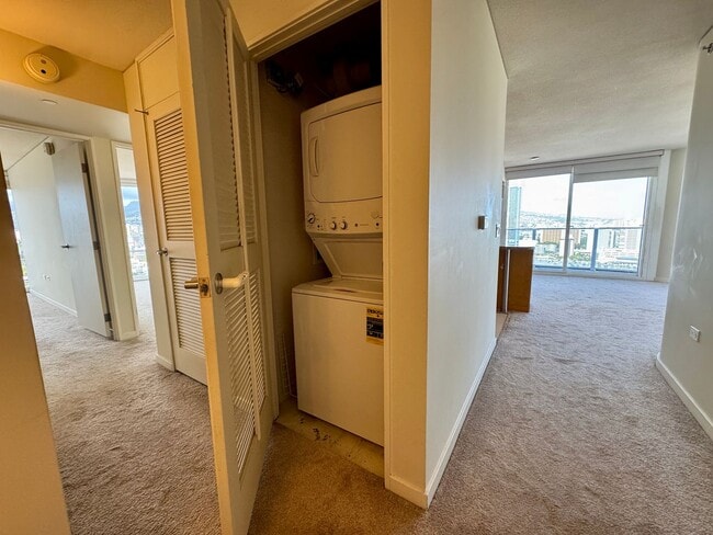 Building Photo - Moana Pacific East Tower 3/2/2 - AVAILABLE May 21, 2026