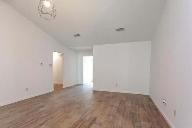 Building Photo - Cozy 3/BR 2/BA Home with Fireplace, Washer & Dryer Included