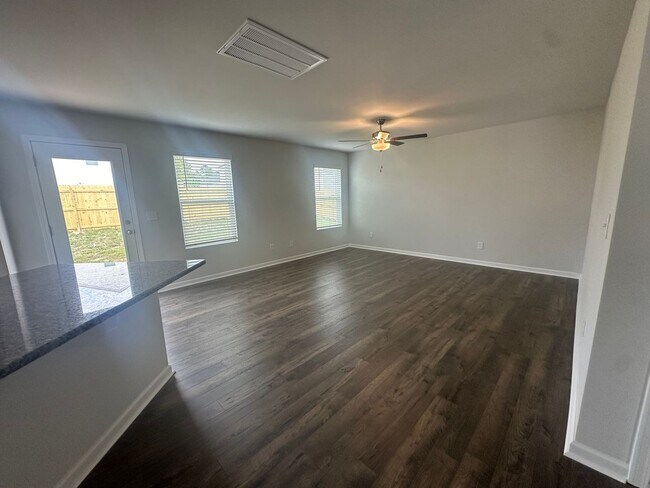 Building Photo - 191 Hornet Dr