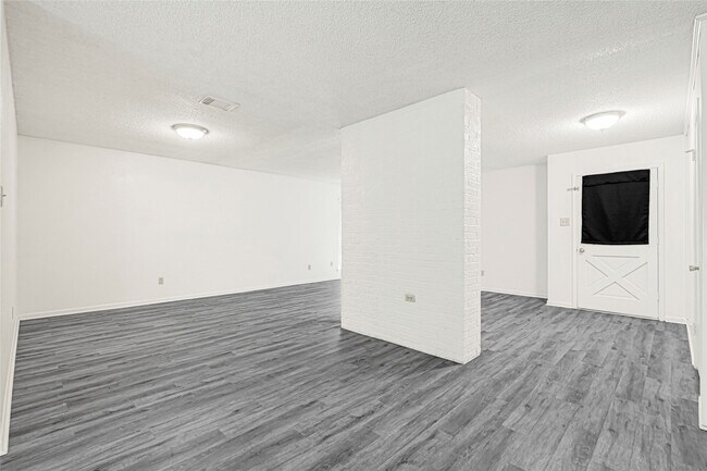 Building Photo - 1231 Country Ln