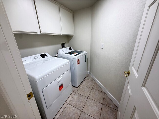Building Photo - 513 Lava Beds Way