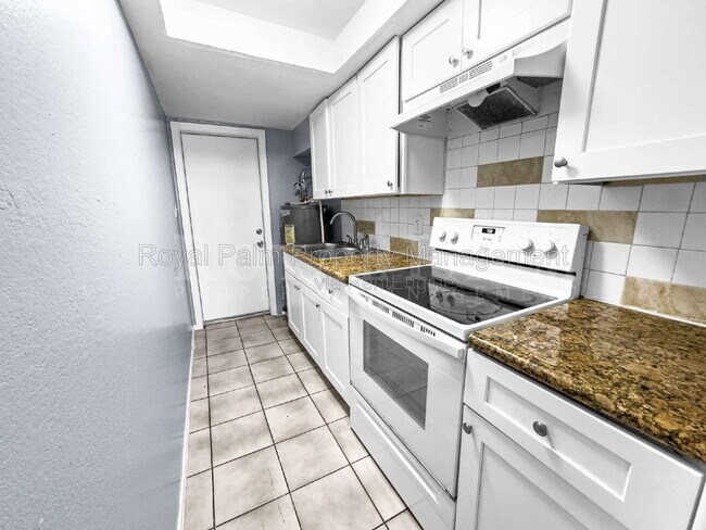 Building Photo - 6617 Warwick Cir