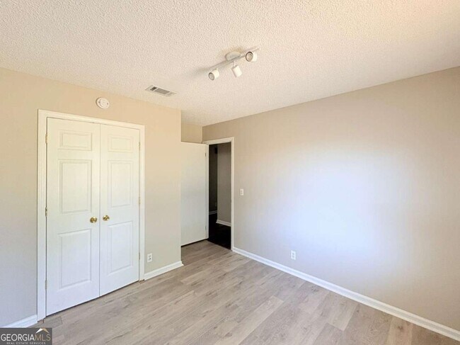 Building Photo - 142 Woodvalley Ct