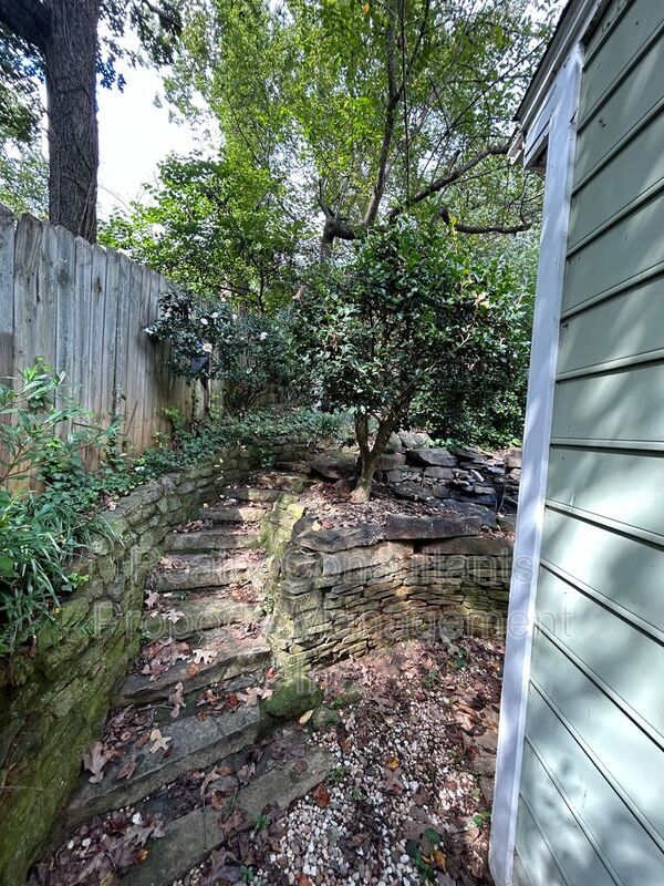 Building Photo - 2461 Lyndhurst Ave