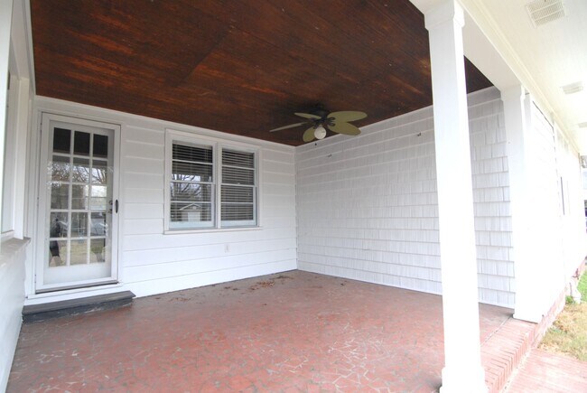 Building Photo - Mid-century style 3 bedroom 2 bath brick r...