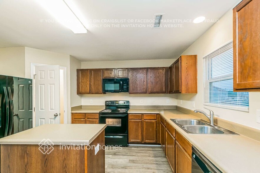 Building Photo - 120 Woodcreek Ln