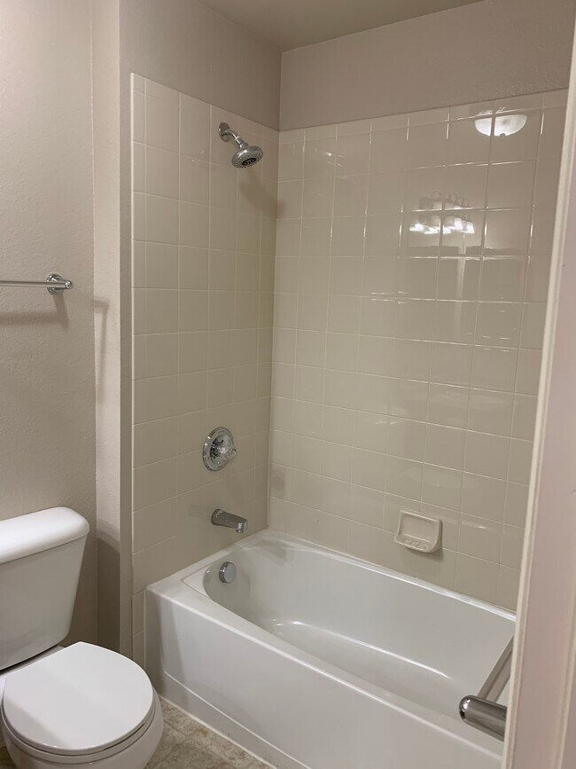 Hall bath - 5551 29th St