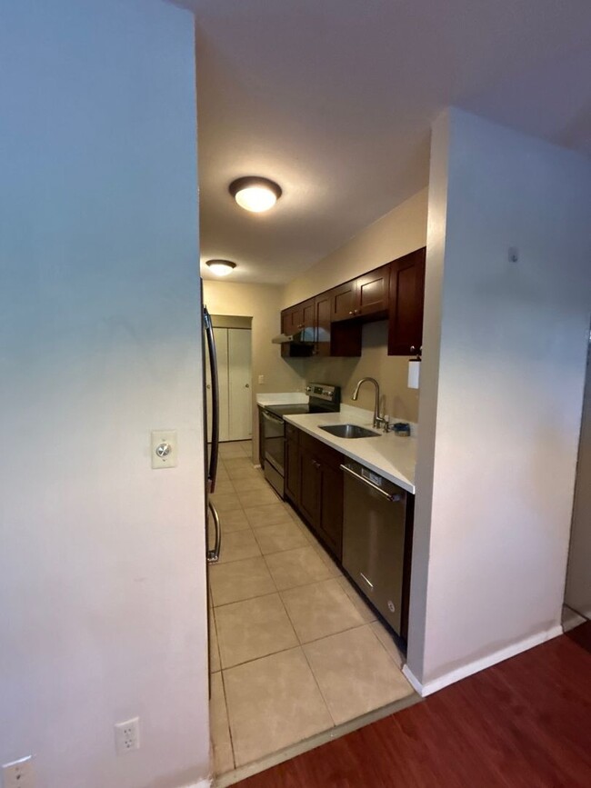 Building Photo - Fantastic 2 Bed 2 Bath Condo in the U Dist...