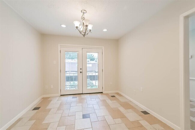 Building Photo - 496 N Post Oak Ln