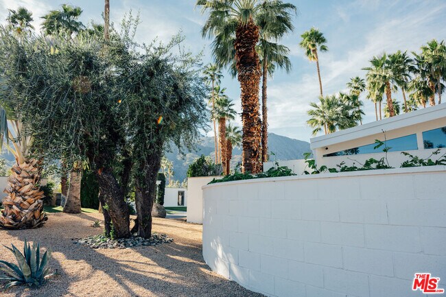 Building Photo - 922 E Anza Dr