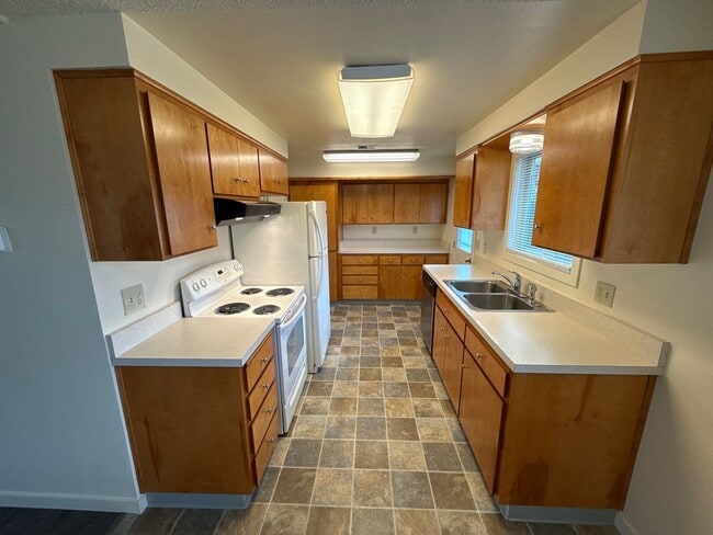 Building Photo - 411 E 3rd St