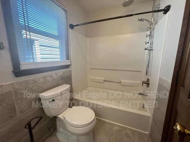 Building Photo - 6149 Lakeway Dr