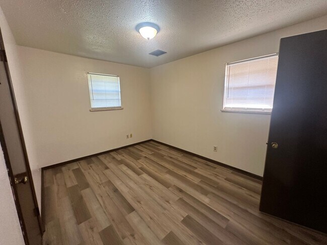 Building Photo - 3 bed 1.5 bath 1 car garage